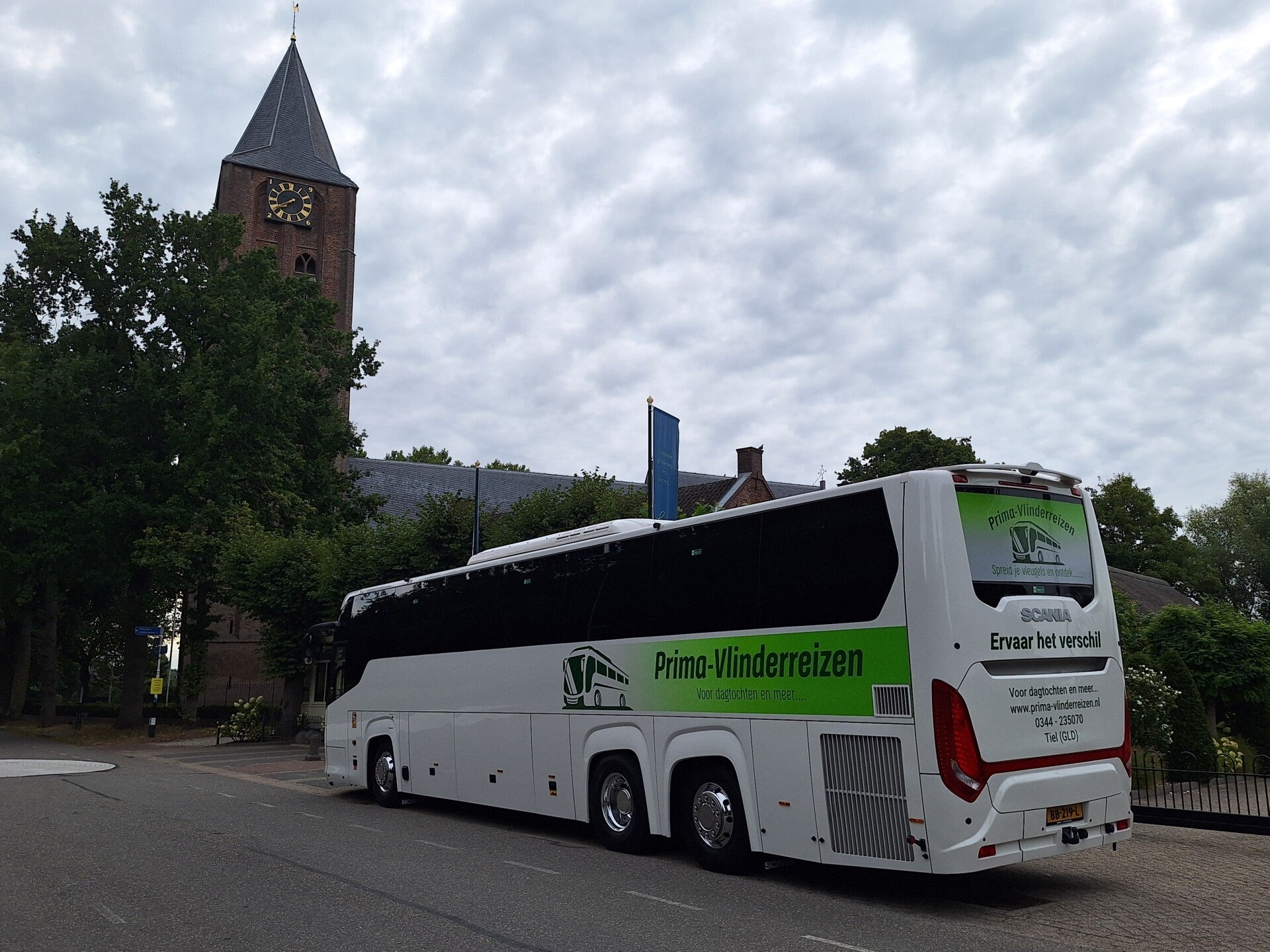 Onze witte scania high touringcar waar wij onze 60 passagiers mee vervoeren naar alle dagtochten en meer