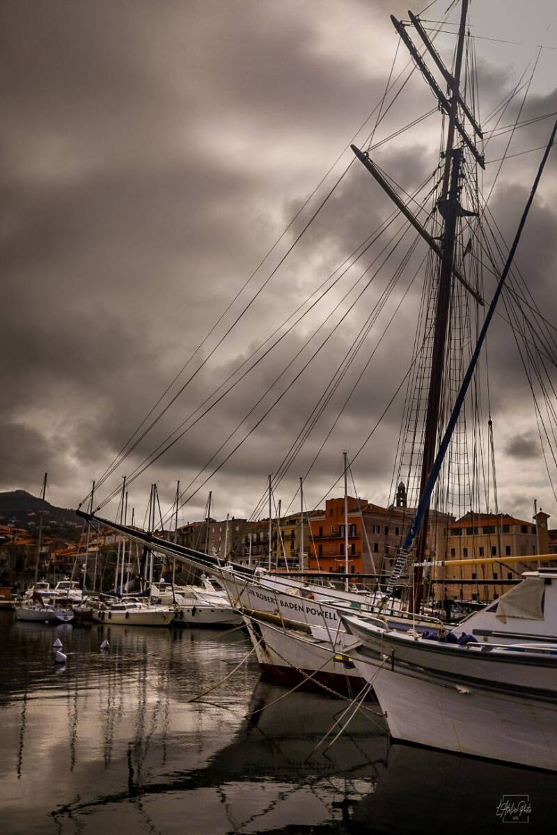 voilier amarré sous un ciel sombre et dramatique