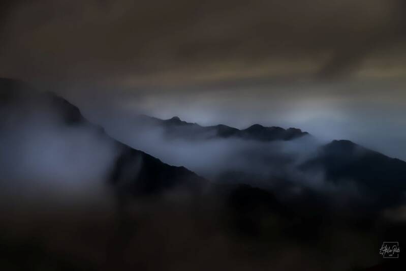 crêtes de montagne enveloppées de brume bleutée