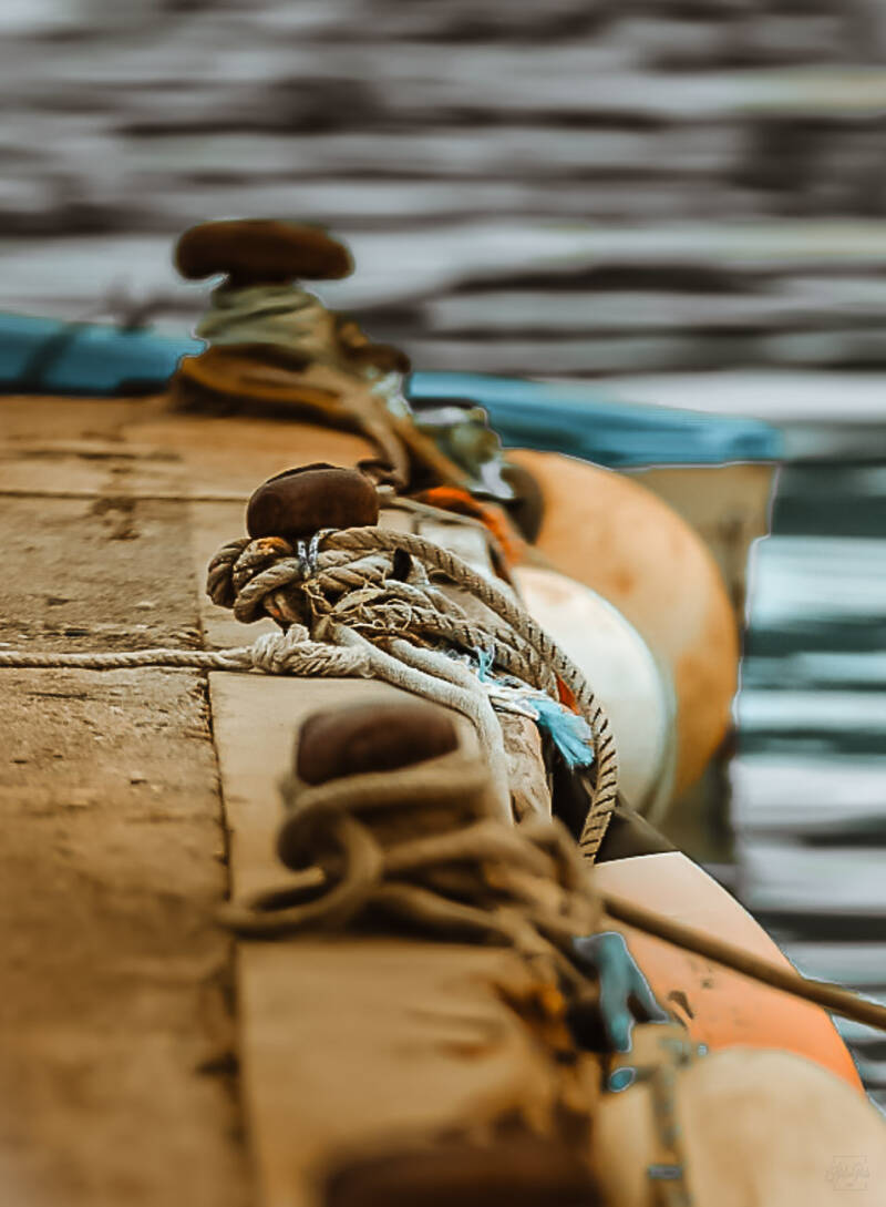 Cordage de bateau immergé dans l’eau avec reflets, photographie maritime poétique