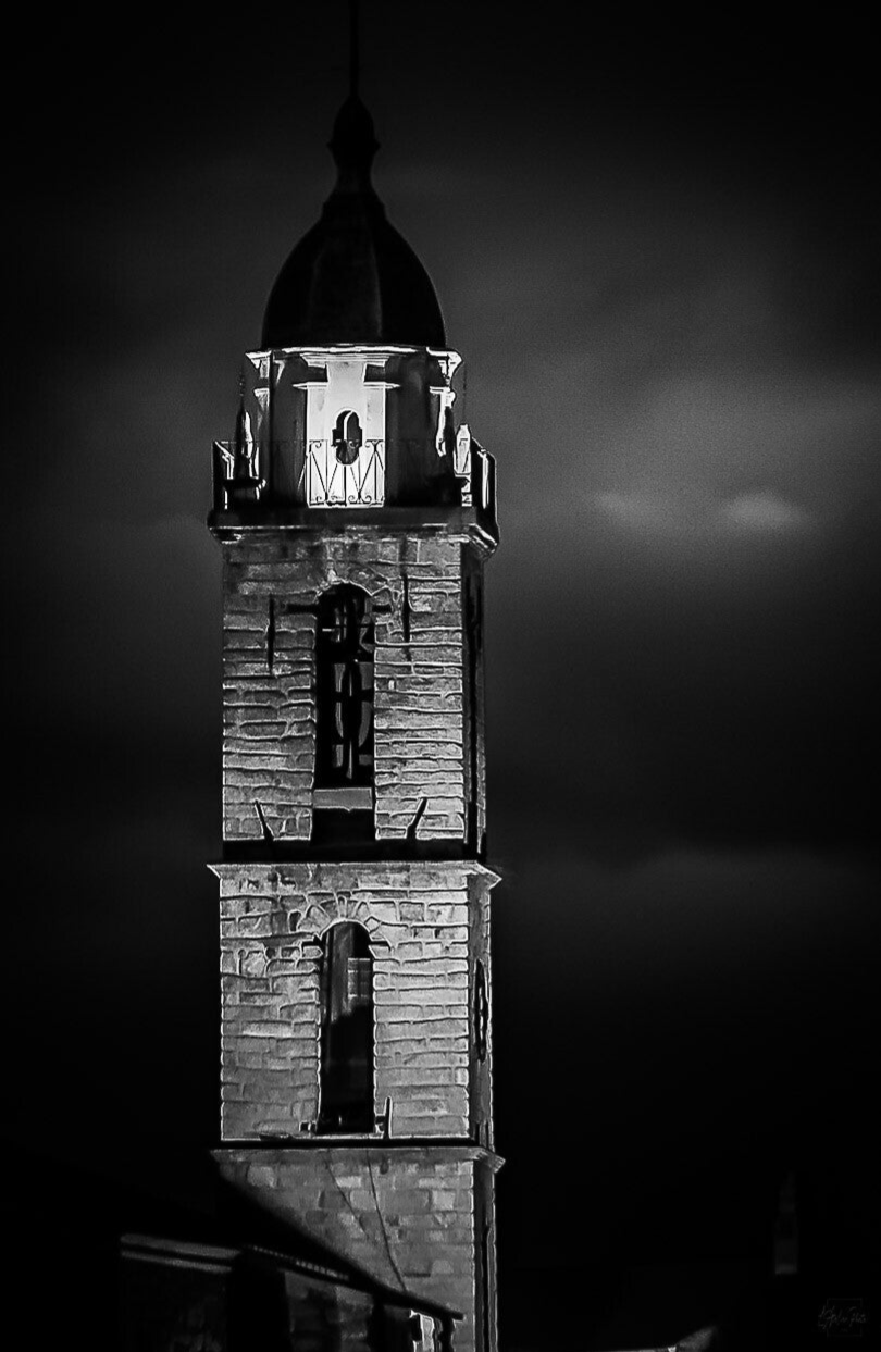 clocher éclairé de nuit en noir et blanc, atmosphère dramatique