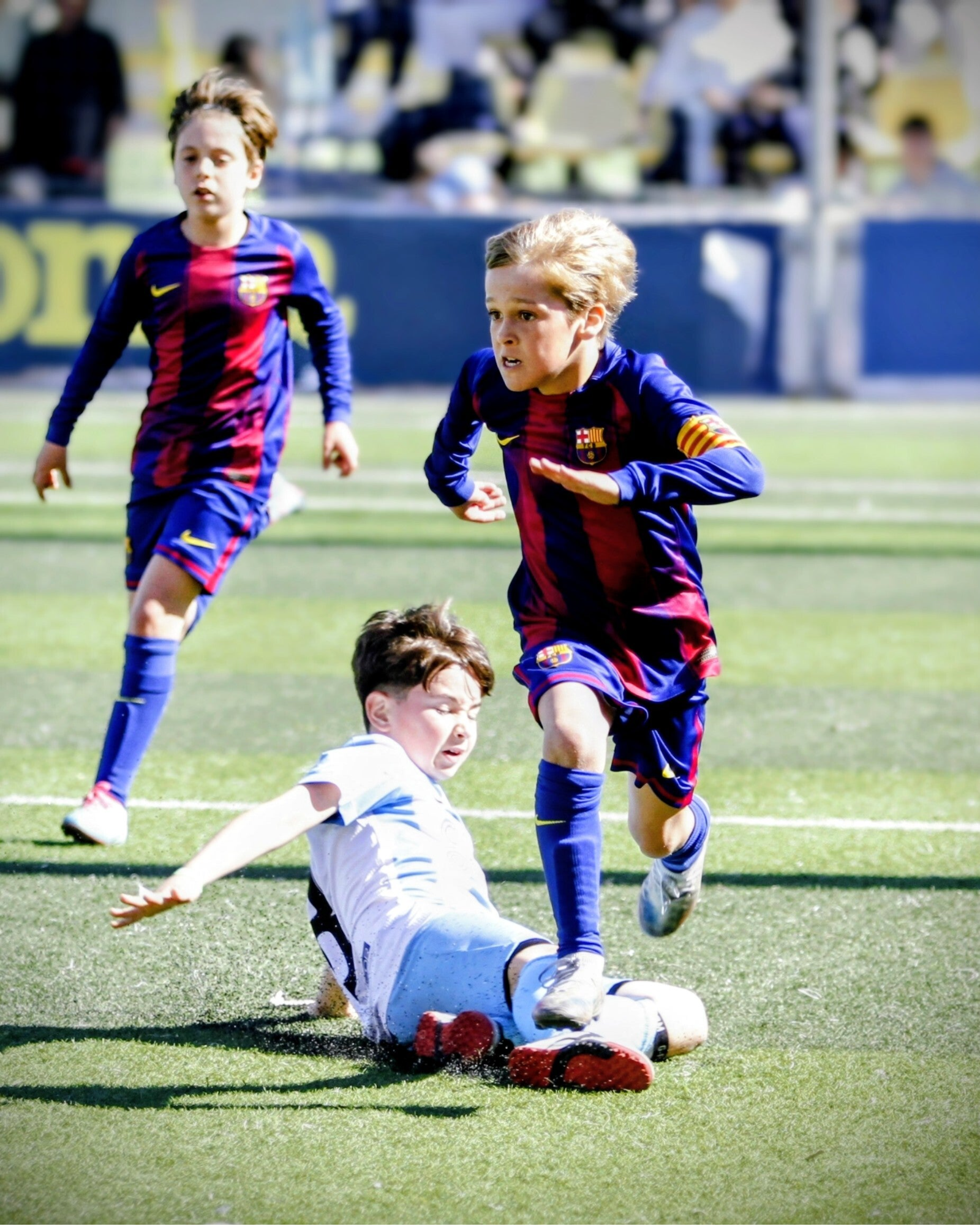 Fotógrafo de fútbol base capturando un partido en la yellow Cup