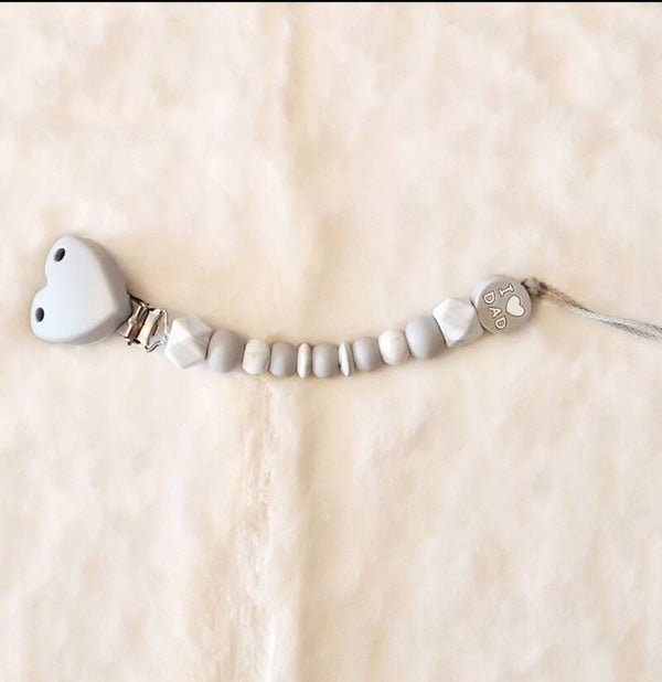 Attache tétine personnalisé I LOVE DAD gris