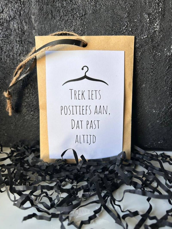 • Geurzakje "Trek iets positiefs aan, dat past altijd" •