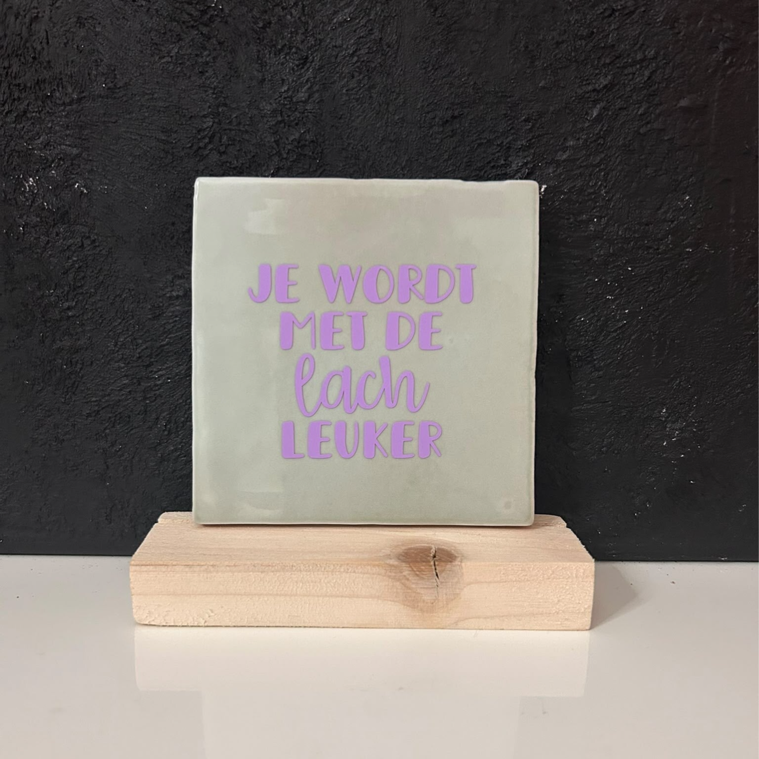• Je wordt met de lach leuker • Tegeltje