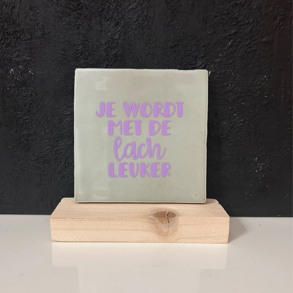 • Je wordt met de lach leuker • Tegeltje