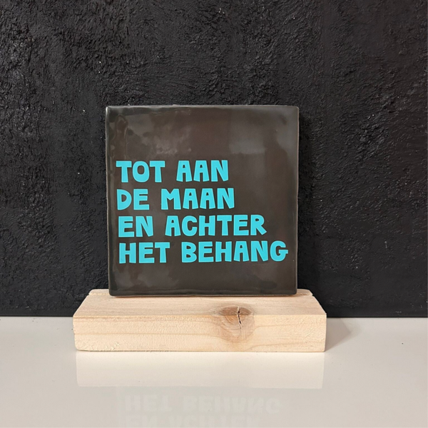 • Tot aan de maan en achter het behang • Tegeltje