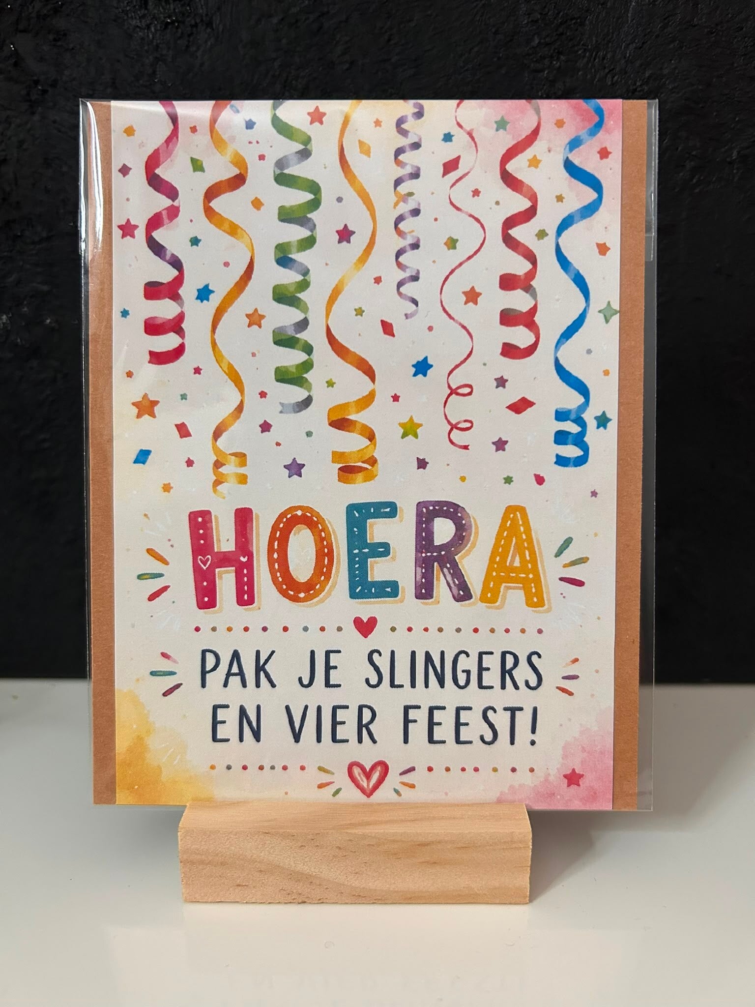 • HOERA Pak je slingers en vier feest •