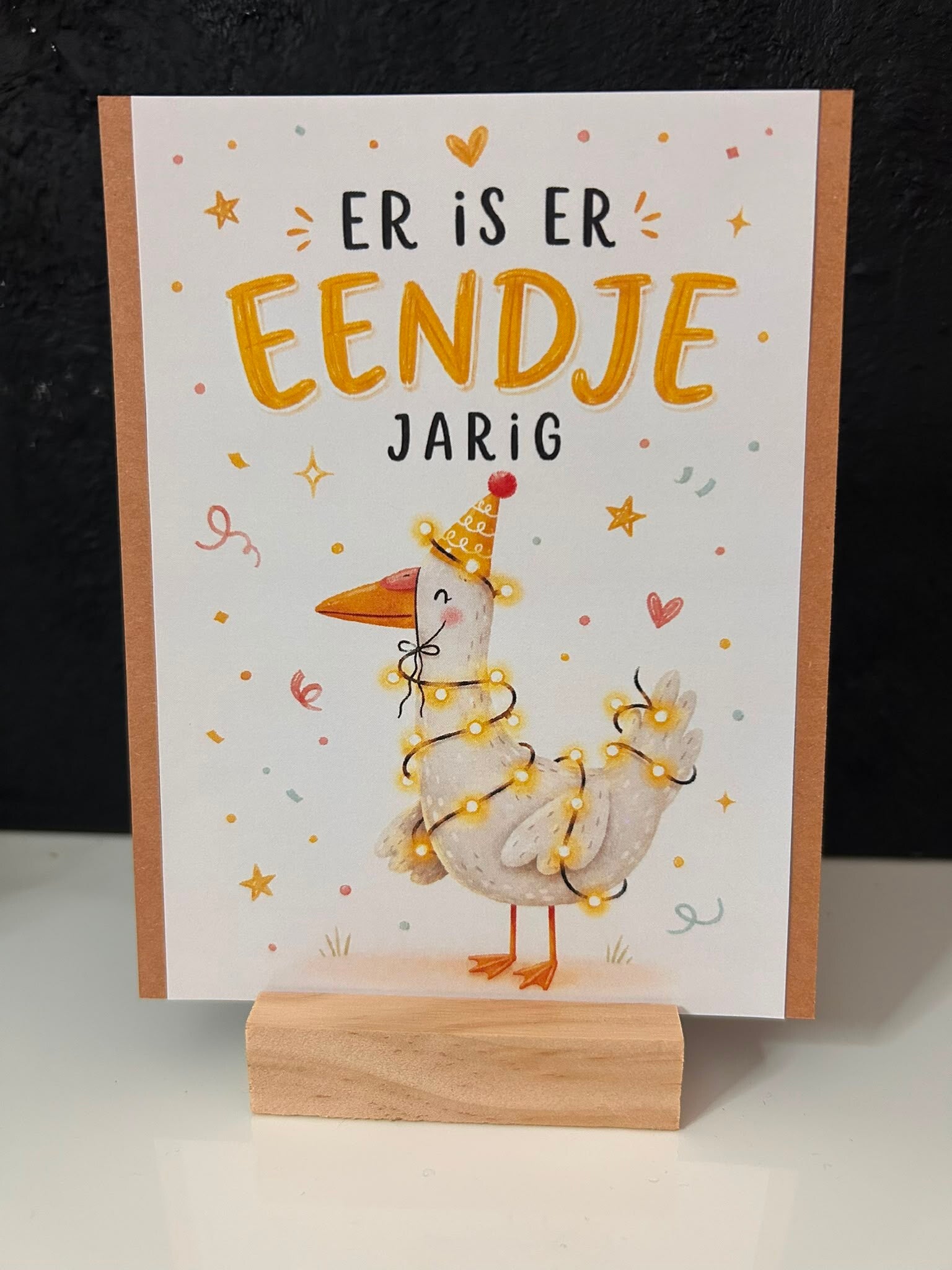 • Er is er eendje jarig •