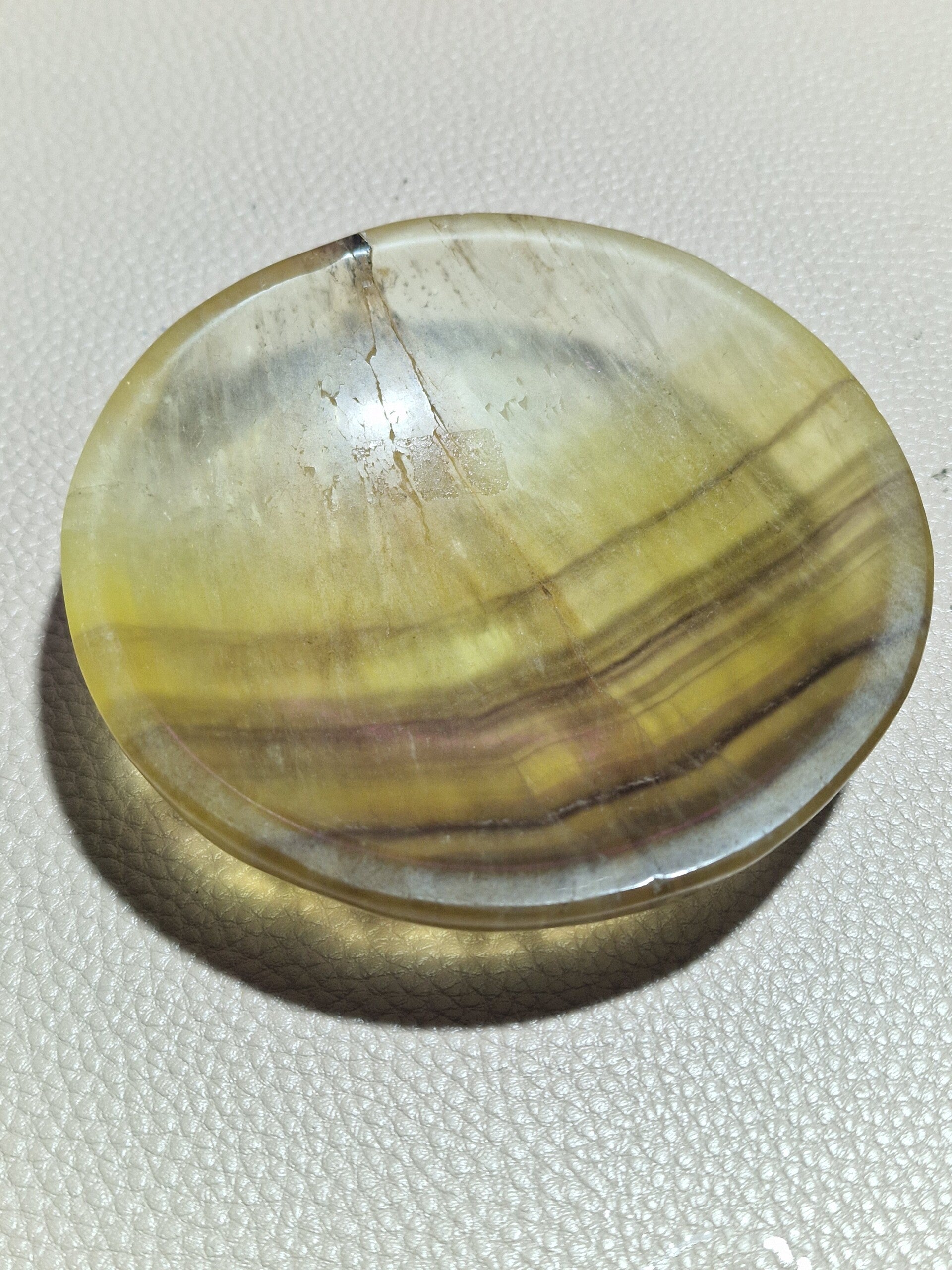 Gele fluoriet schaal