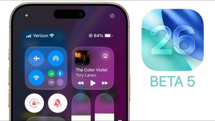 iOS 26 beta 5 su iPhone: schermata Control Center con icone connettività, musica in riproduzione e stato batteria