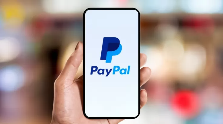Smartphone con l'app PayPal, simbolo della promozione che offre Perplexity Pro gratuito ai clienti.