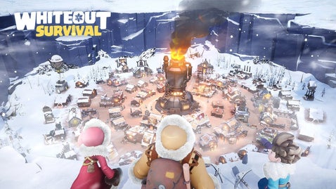 Whiteout Survival: panoramica della città innevata con edificio centrale acceso, personaggi in abiti invernali e montagne sullo sfondo
