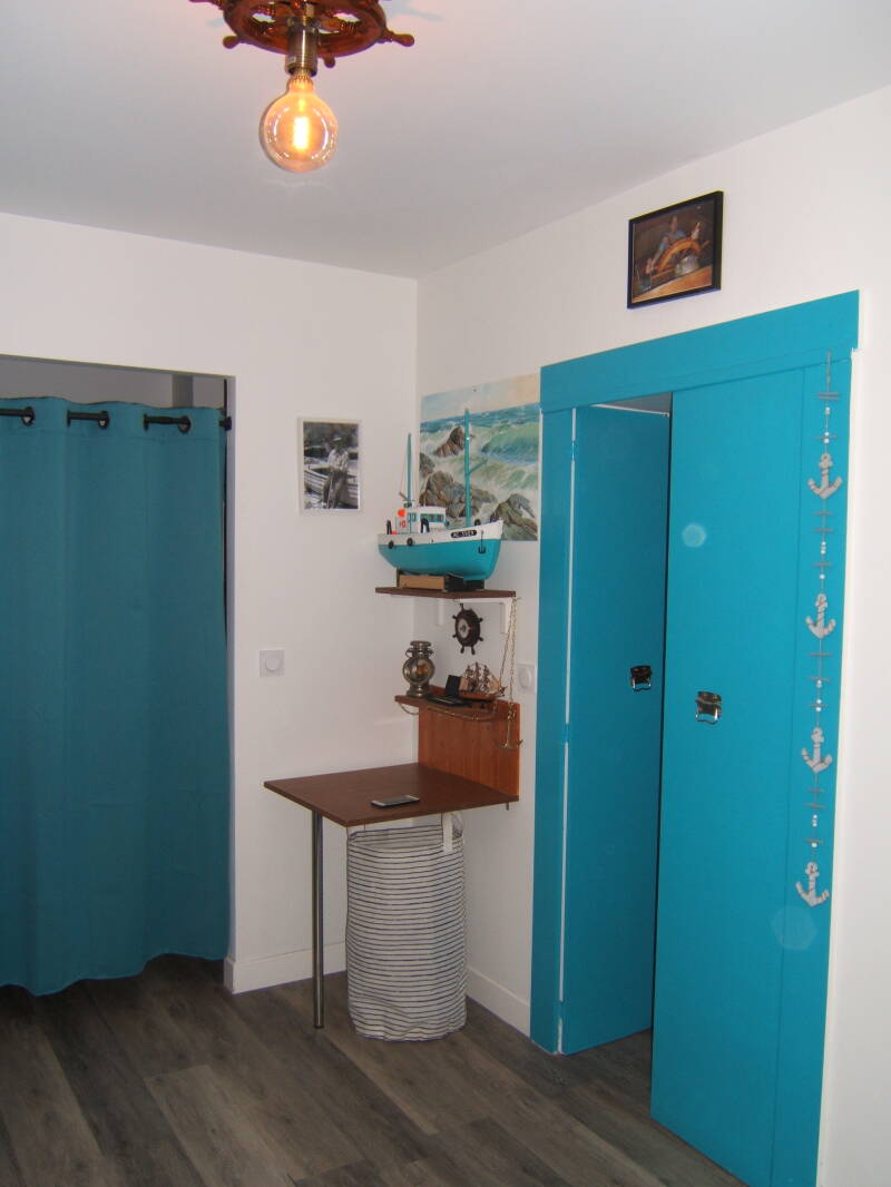 vu de l'ensemble avec la porte, le plafonnier et la table