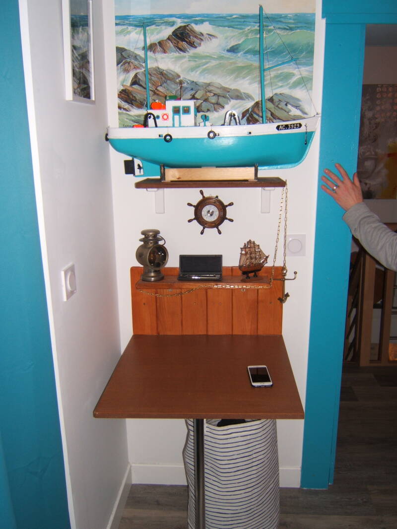 Table sur pied metalique avec une étagère sur le haut, décoration avec bateau et accessoires marins