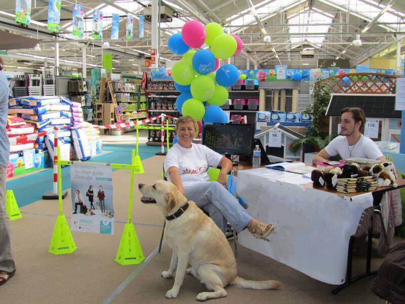 Stand associatif dans une jardinerie/animalerie