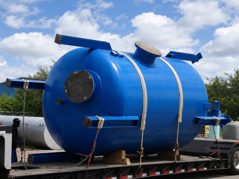 Cley treater vessel for contaminated jet fuel
