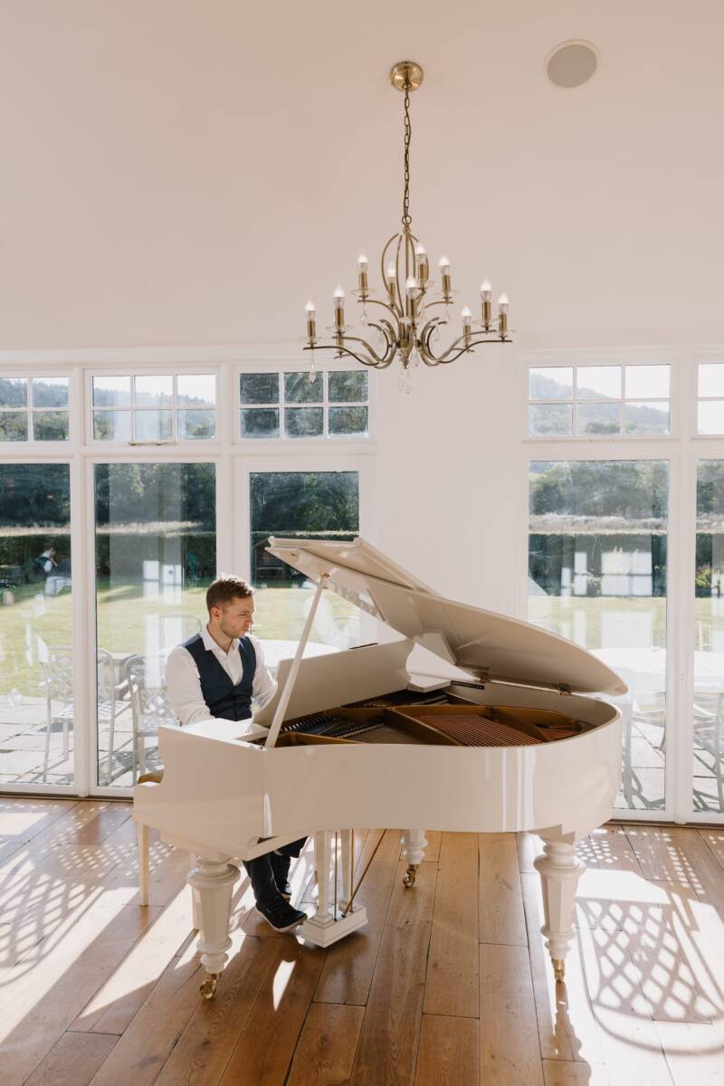 frank-finn-playing-4-standard.jpg