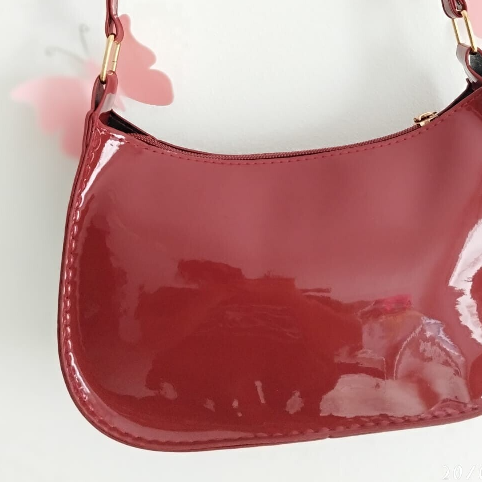 Bolso de Hombro Rojo con Acabado Brillante ❤️🌟
