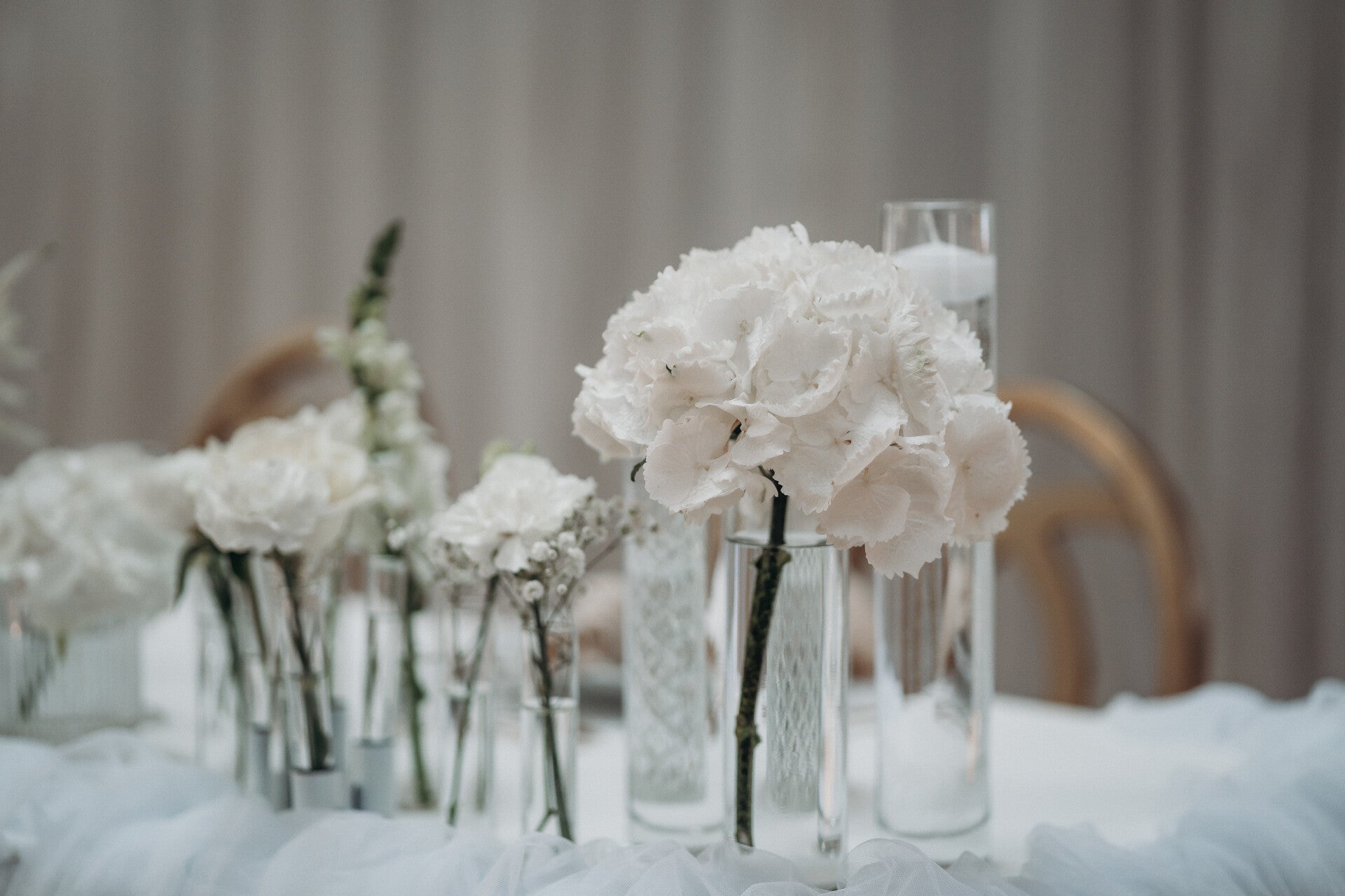 Elegante Blumendekoration mit weißen Hortensien