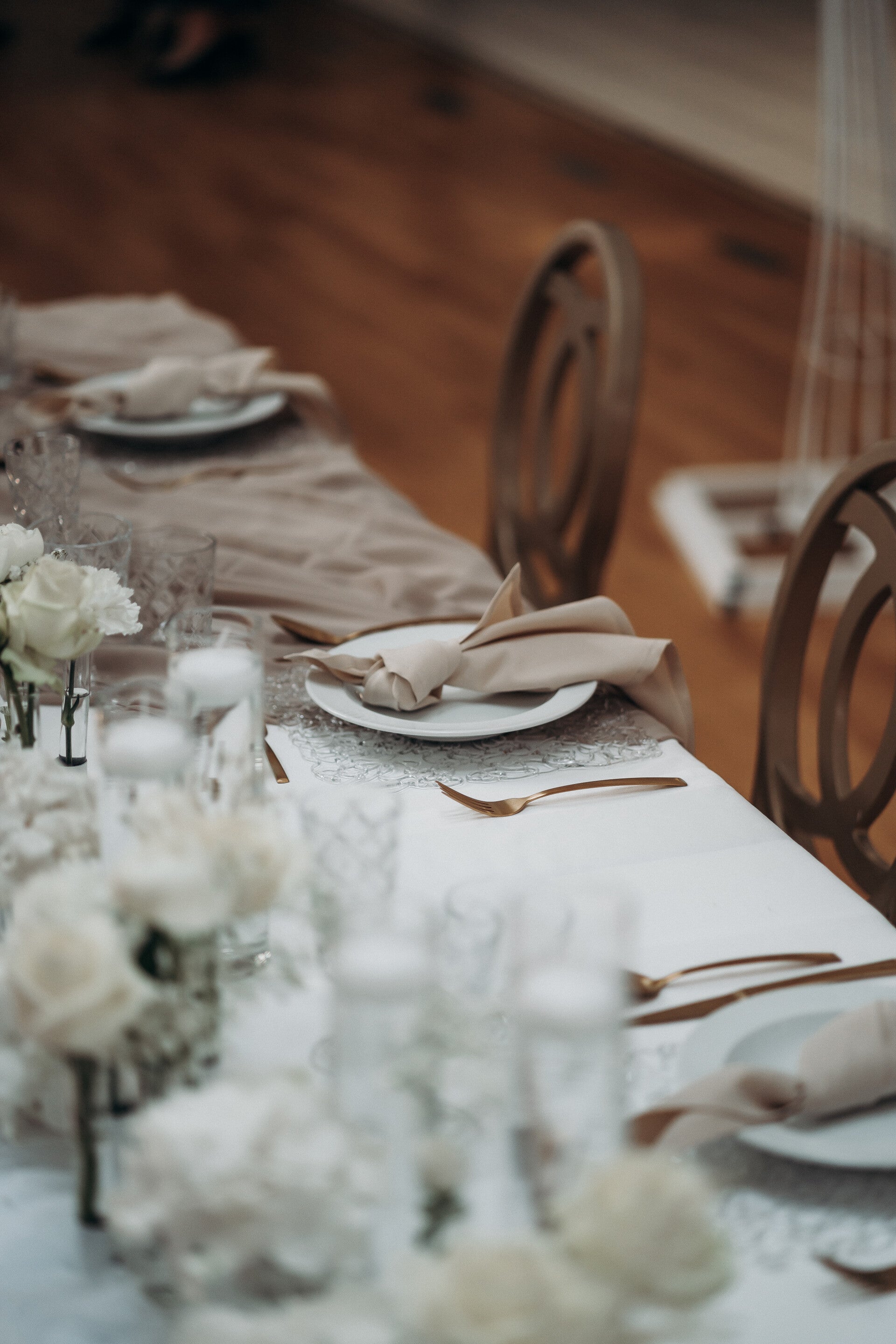 Elegante Tischdekoration mit goldenem Besteck