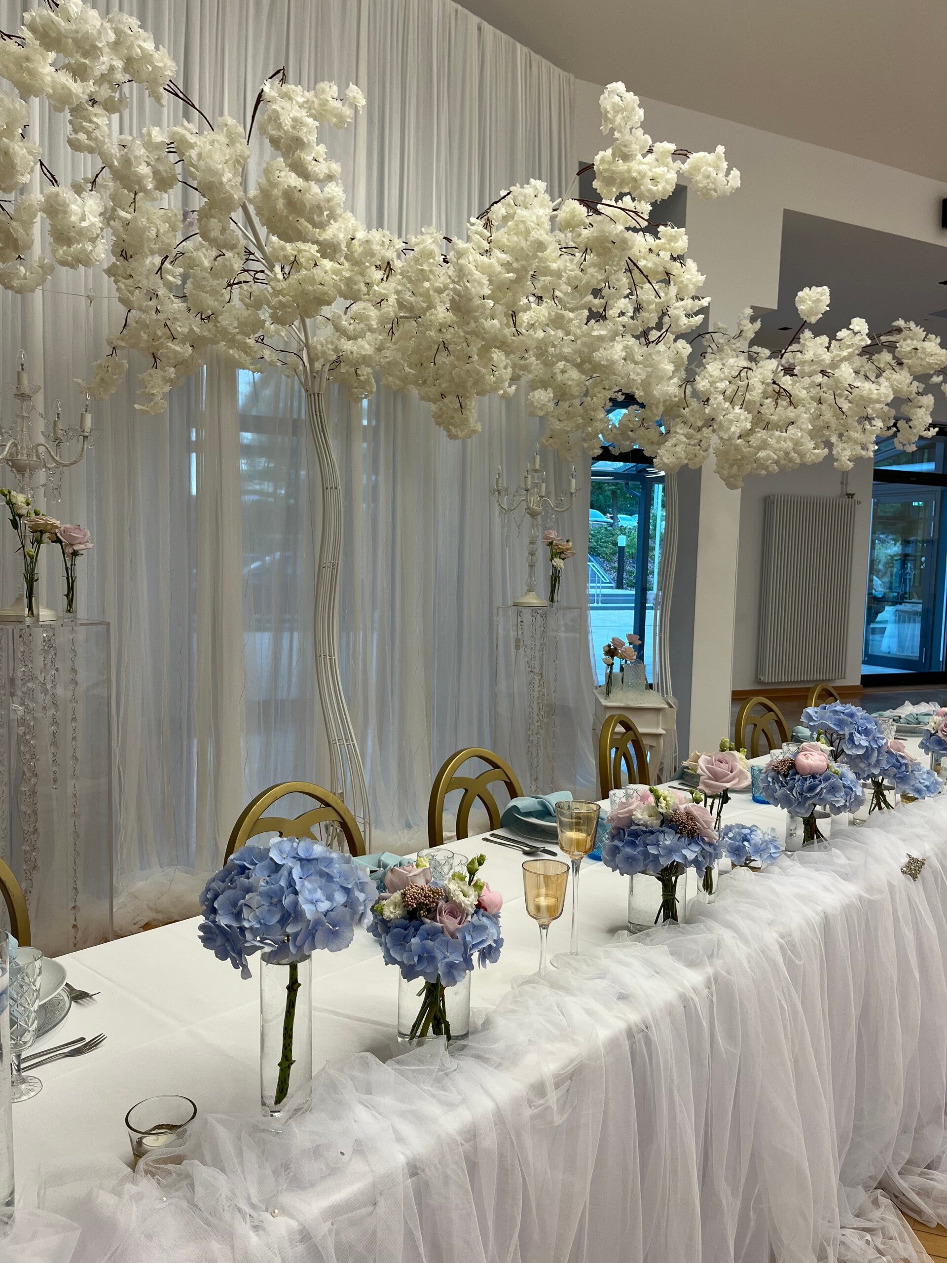 Festlich dekorierter Brauttisch mit floralen Akzenten
