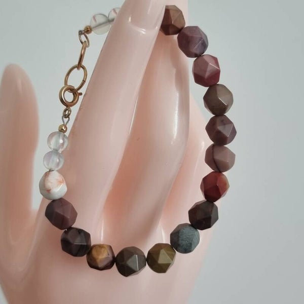 Bracelet pierre jaspe mokaïte decore avec pierre lune,fermoir plaqué or.
