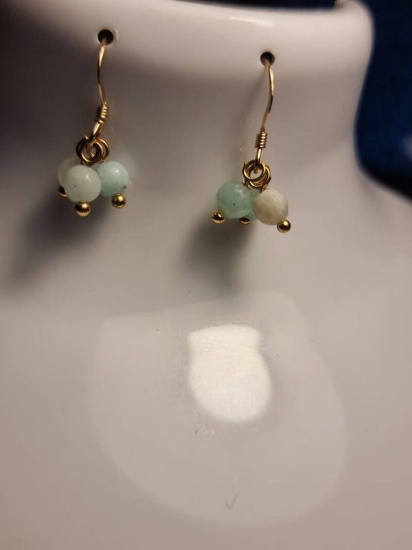 Breloque ,pierres jade naturelles couleur verte ,blanc, crochet Or. réf mpi 5