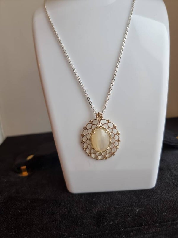 Chaine argentée, pendentif Nacre