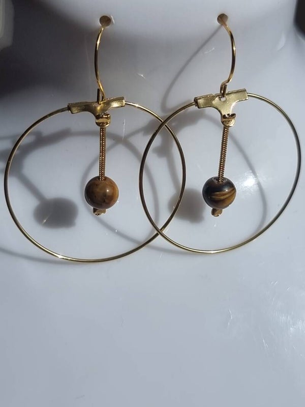 Boucles anneaux doré, décoré avec une pierre œil de tigre .réf mpi 32