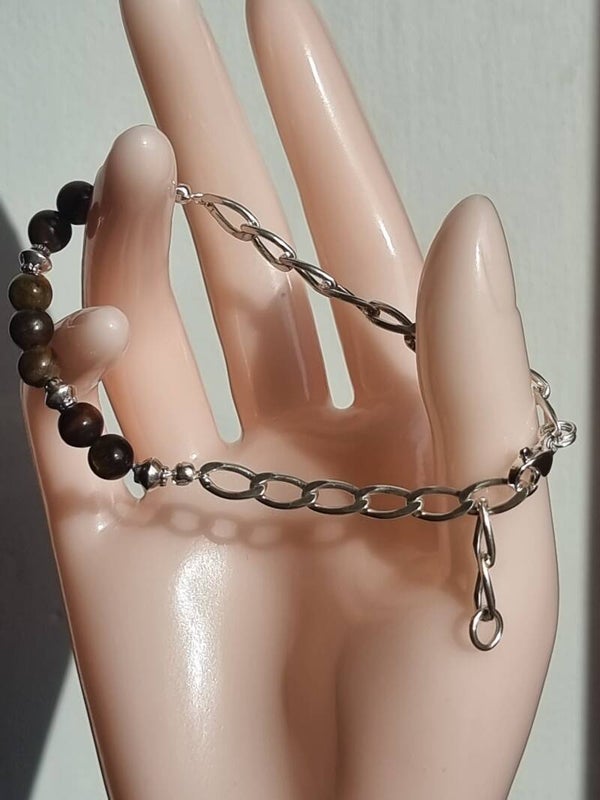 Bracelet en chaîne argent qualité, decoré avec pierre œil de tigre 4mm.ref .c 31