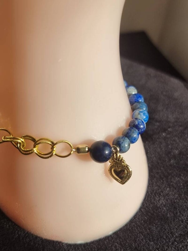 Bracelet  pierre lapis-lazuli, finition avec décor de deux séparateurs en  Or ovale ,et un pendentif forme  cœur plaqué à l'or réf bpi 32