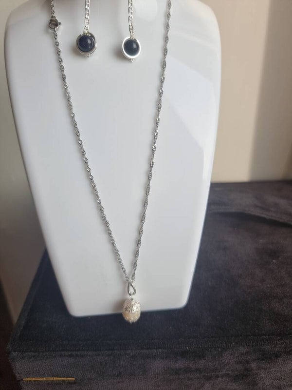 Collier chaîne  fine en acier hinoxidable  couleur  argent pendentif Perle cultivé dans un capuchon filigrane,