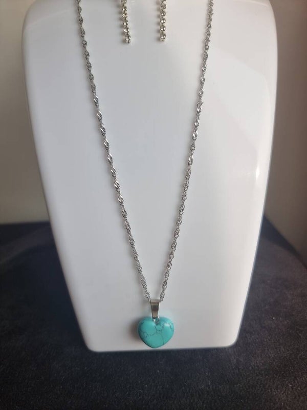 Chaine aciere hinoxidable ,pendentif cœur pierre tourquoise