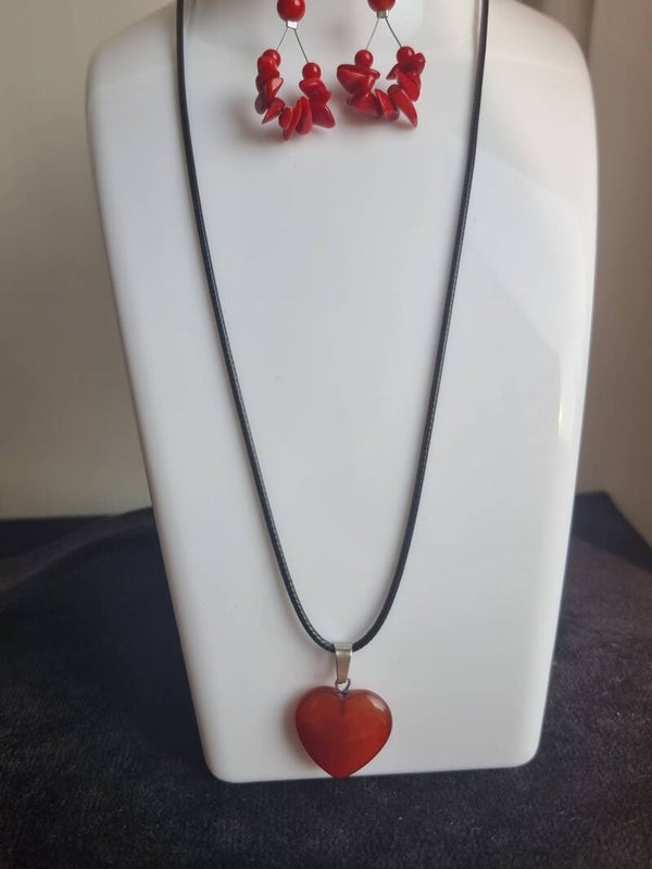 Collier en cuire naturel, pendentif cœur pierre Cornaline.