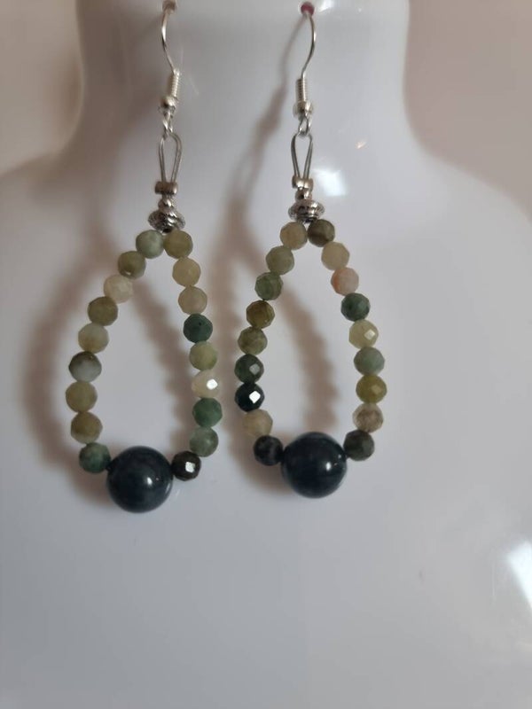 Boucles pierre Jade Birmanie facettés 4mm avec une pierre agate 8mm crochet argent.réf.pib 65