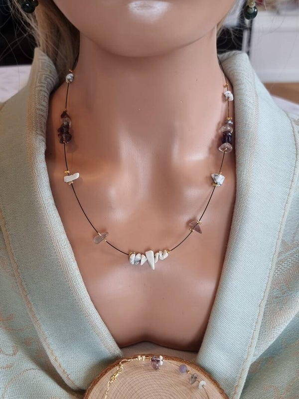 Collier en perles chips howlites,,pierre fleurites  en beadalon noir