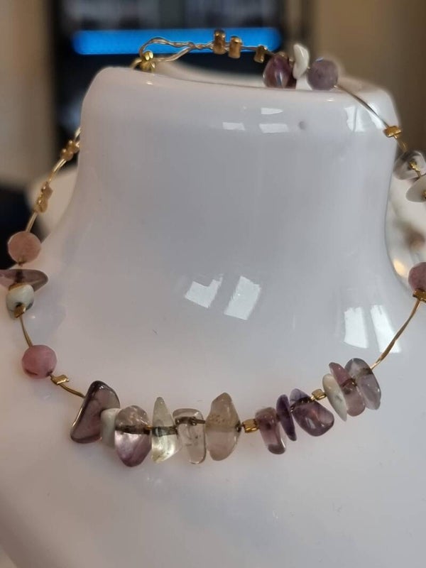 Bracelet fil en Or. Decoré par cinque pierre rubis ,howlite forme chips et fleurite