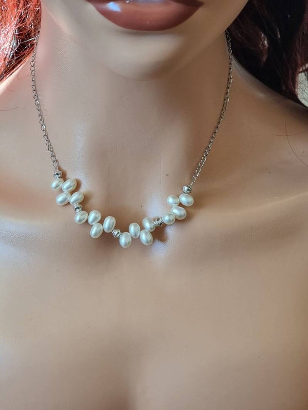 Collier en chaîne argentée, avec de perles branches