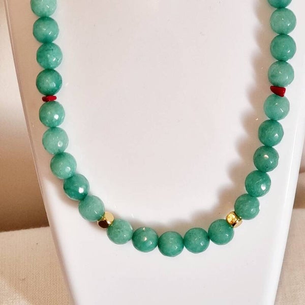Collier pierre agate verte, avec deux separateur en or 18k.