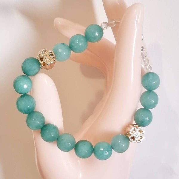 Bracelet  pierre jade avec deux separateur trèfle  or