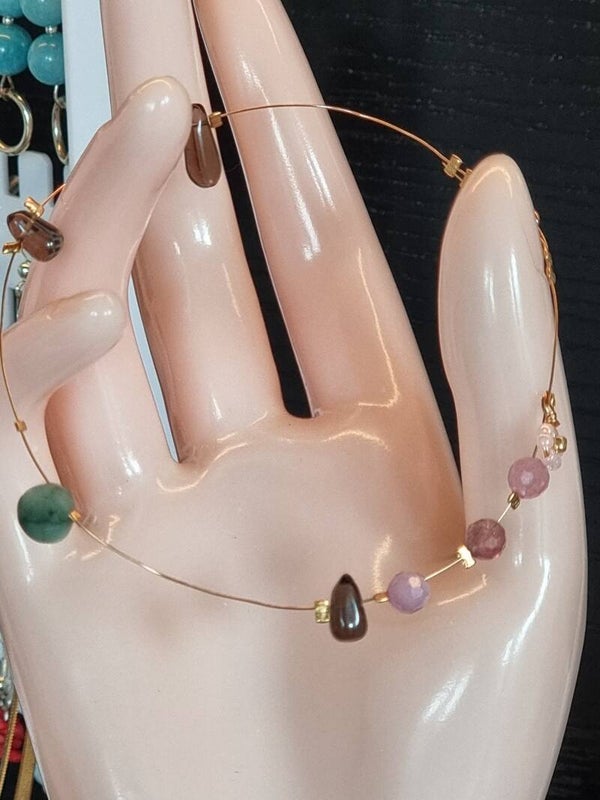 Fin bracelet fait avec  fil en Or.gold filled, decoré avec pendentif  cœur poire facettes Émeraude, trois pierres  rubis, et trois pendentif gouttes quartz fumé