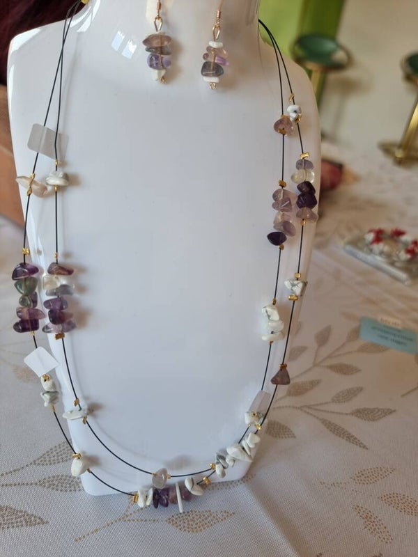 Colliers en Pierres fluorite, et  Howlites en forme de chips