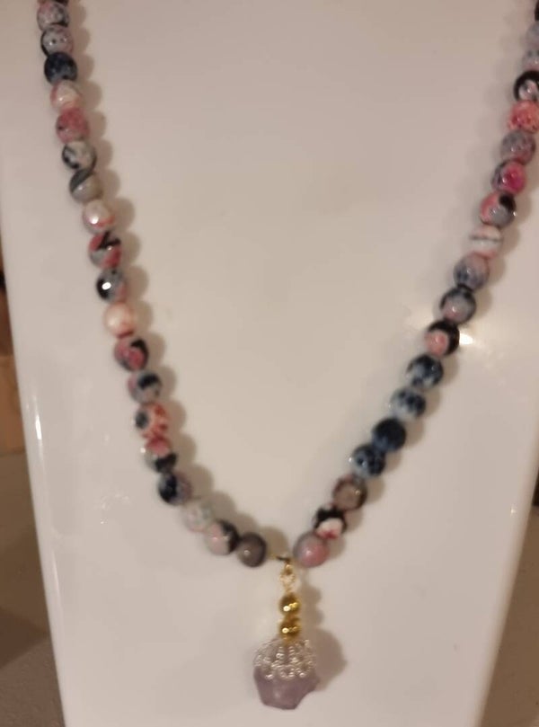 Collier en pierre ágates fushia  avec un pendentif en pierre naturelle améthyste dans un filigrane argent.