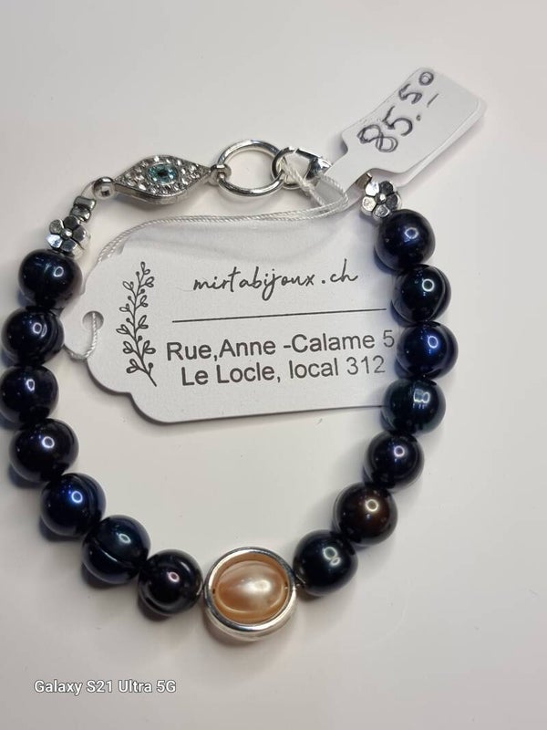 Bracelet en  vrais perles bleu violet. Avec un zircone