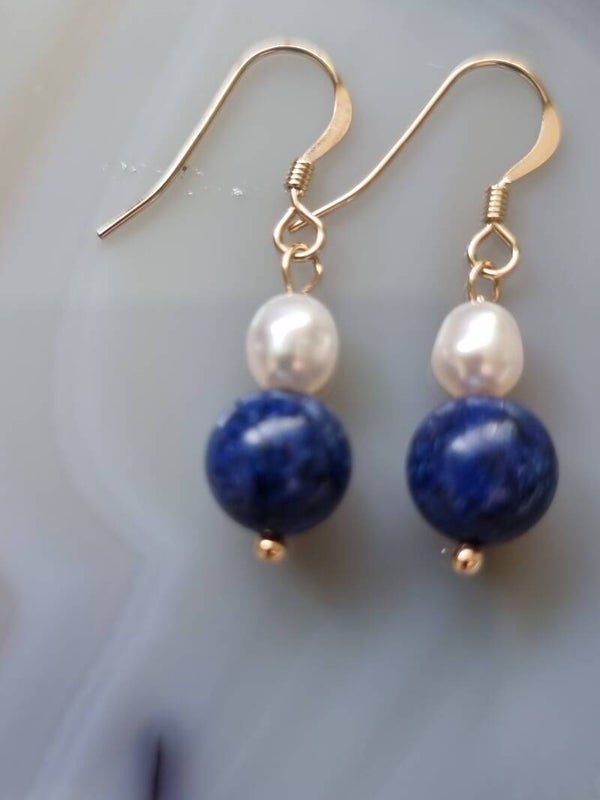 Boucles en pierre lapis et perles cultivées, crochet or