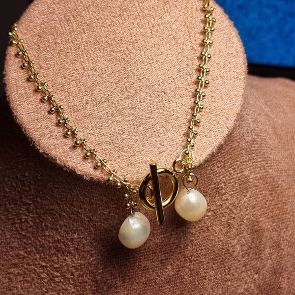 Bracelet  chaine doré or style  ethnique ,finition par deux perle blanche cultivés