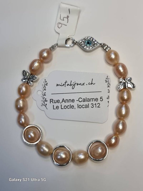 Bracelet confectionné par des  perles de mer roses