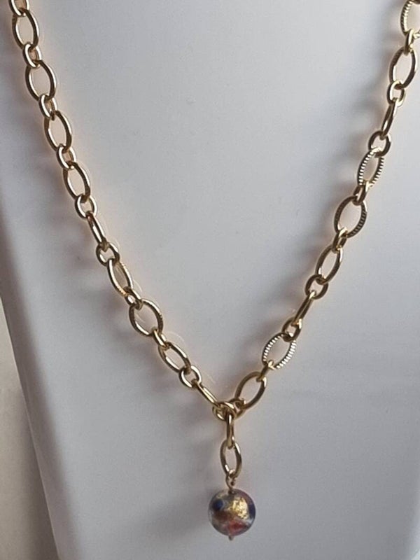 Chaîne acier inoxydable striée et ovale, perle Murano multicolore bleu et or ,8mm 50cmt.