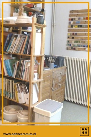 Keramiek atelier - bibliotheek, mallen, kastenblok voor gereedschap en glazuurproefjes